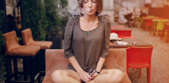 電子タバコ吸う綺麗な女性