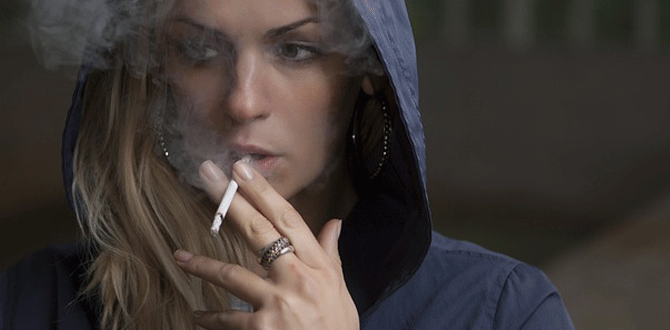 煙草を吸う女性