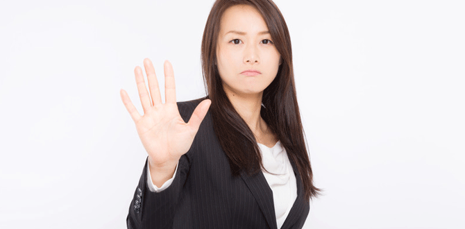 注意する女性