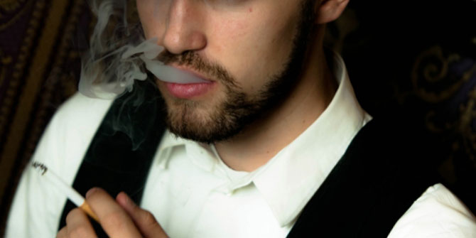 タバコを吸う男性俳優